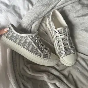 Intressekoll på mina dior sneakers. Köpte dom i sommras i marbella men dom kommer inte till användning längre, dom är i bra skick, äktighetsbevis medföljer. Skriv för egna bilder eller frågor💗💗