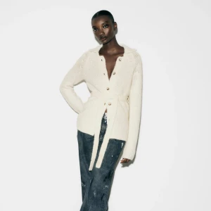 Zara knit kofta - Zara knit cardigan, helt oanvänd (köpte fel storlek)  Super mjuk och fin vit beige färg Bruna knappar Form fitting 