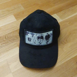 Svart emilio pendenza keps - Snygg emilio pendenza velvet keps, dma vid frågor, köps via dm pga att det skickad som brev då ni får billigare frakt:)/ oskar
