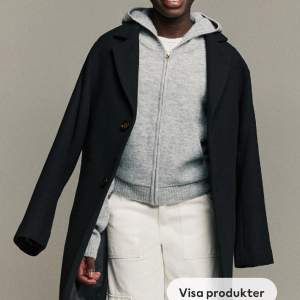 Säljer denna grå stickade zip hoodie från Hm barn i st 170 så passar S-M💓 Aldrig använd med lappar kvar