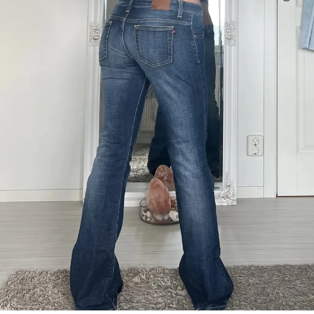 Innerbenslängd 80 cm, midjemått 36💕 . Jeans & Byxor.
