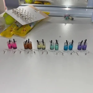 Boba berlocker som örhängen  - Dessa är örhängen som jag gör själv. Ni bestämmer själva vilken färger ni vill ha. Men det finns bara de färger som är med på bilderna. Dessa är aldrig använda. Skriv till mig om du undrar något. OBS! När du köper denna kommer du endast köpa ett par!