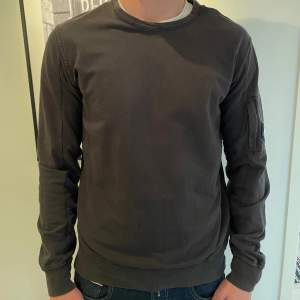 Säljer min C.P company sweatshirt, den är i storlek L och kvaliten är 8/10. Den har inga slitage, hål eller andra märken. 