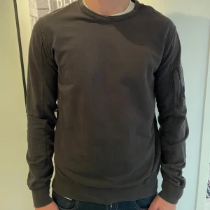 C.P company - Säljer min C.P company sweatshirt, den är i storlek L och kvaliten är 8/10. Den har inga slitage, hål eller andra märken. 