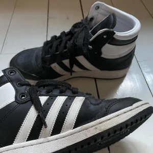 Adidas sneakers - Coola höga adidas sneakers, samma stuk som jordans fast adidas (top ten) Storlek 39 1/3
