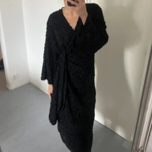Klänning - Oanvänd klänning från hm, säljer då den inte kommer till användning🤍