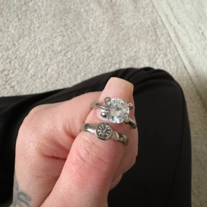 Två fina ringar  - Två ringar inte äkta men fina. Antagligen nickelfria eftersom jag kunnat använda dom. 💍60kr för båda 🫶🏻