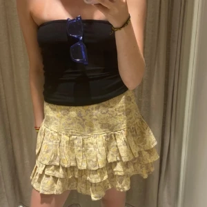 Volangkjol i linne - Superfin kjol i linne med blommigt mönster. Som ny, men behlver strykas eftersom den är i linnematerial. Köpt i Spanien på Stradivarius 