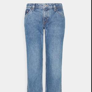 Lågmidjade jeans ifrån weekday i modellen arrow low, knappast använda. Storlek 28x32 motsvarar ca S/M.