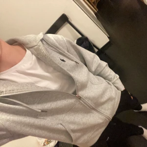 Grå Ralph lauren zip hoodie - Säljer nu min gråa Ralph Lauren zip hoodie då den inte passar längre! Storlek S men passar även M. Inga defekter eller slitage alls! Skick 9/10