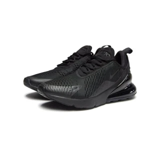 Nike air max 270 dam - Säljer mina 270 för dom inte kommer till användning, Har sällan använt dom och de ser nya ut, Sko snöret har gått sönder på ena sidan men de går enkelt att sy och de går att knyta ändå. Köpte de för 1700kr o säljer dom för 950kr, Pris kan diskuteras💕