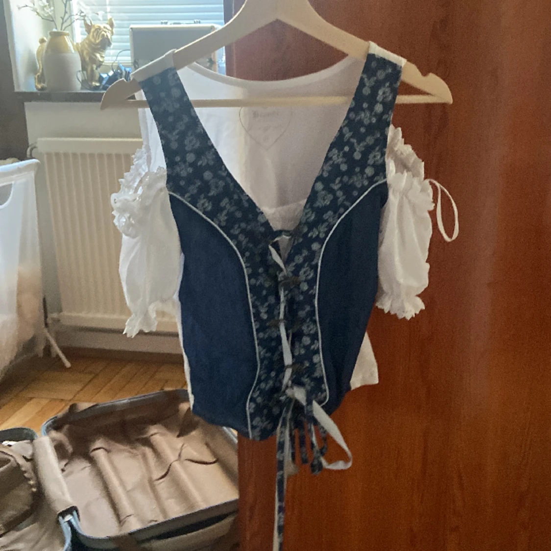 Söt topp med snörning