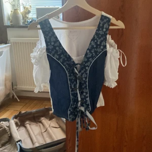 Söt topp med snörning - Nyskick