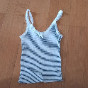 Randigt linne - Randigt linne från hm, alldig använt. Storlek xxs men skulle säga att det passar xs också💗