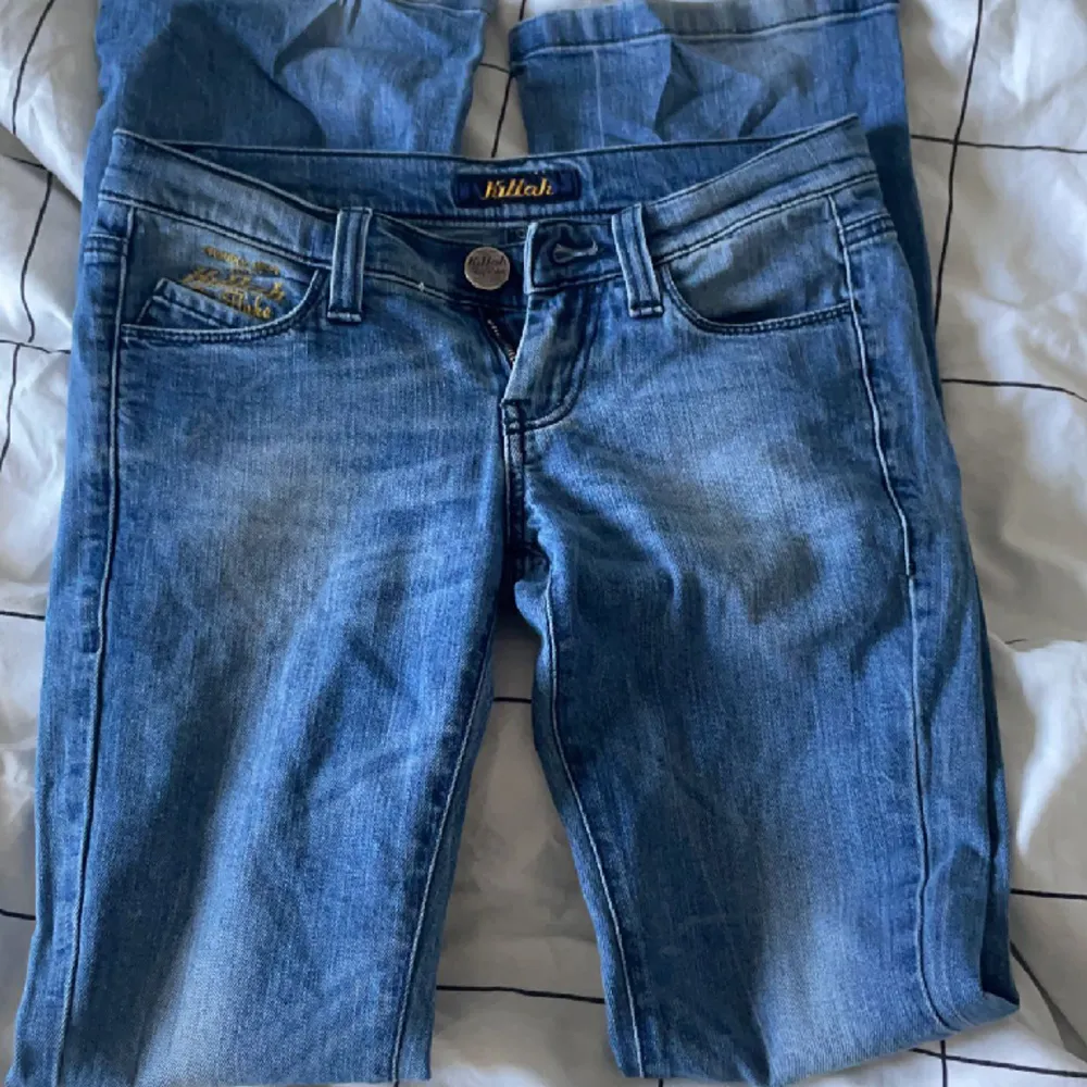 Ett par snygga low waist bootcut jeans jag säljer för att de är för långa. Jättefint skick och synd inga defekter. Aldrig använda.. Jeans & Byxor.