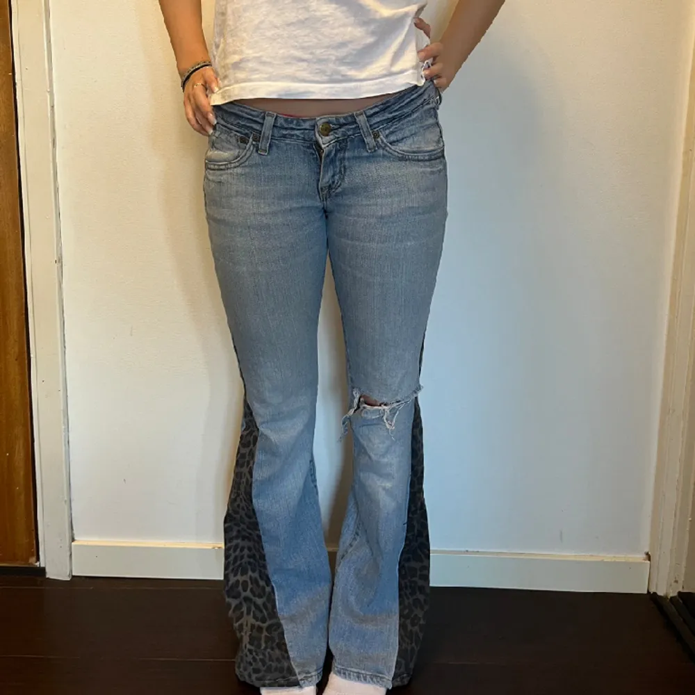 Jättesnygga lågmidjade Lee jeans utsydda med leopardmönster. Midjemåttet är 76 cm och innebenslängden 85 cm😊. Jeans & Byxor.