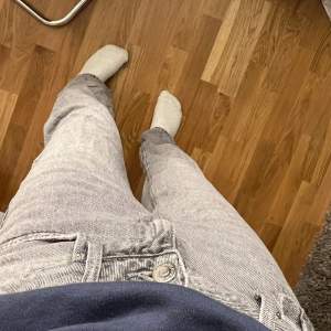 Jätte fina midwaist jeans från Young Gina. De är raka i modellen och är ljusgråa. Det går att justera midjan. De är i storlek 152 men sitter som en xxs på mig. TRYCK INTE PÅ ”KÖP NU” UTAN SKRIV TILL MIG FÖRST!💗