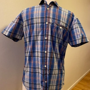 Skjorta från Jack & Jones strl S - 100% bomull  Kortärmad  Finns på Ekerö  Kan hämtas i Sundbyberg  Skickar gärna 