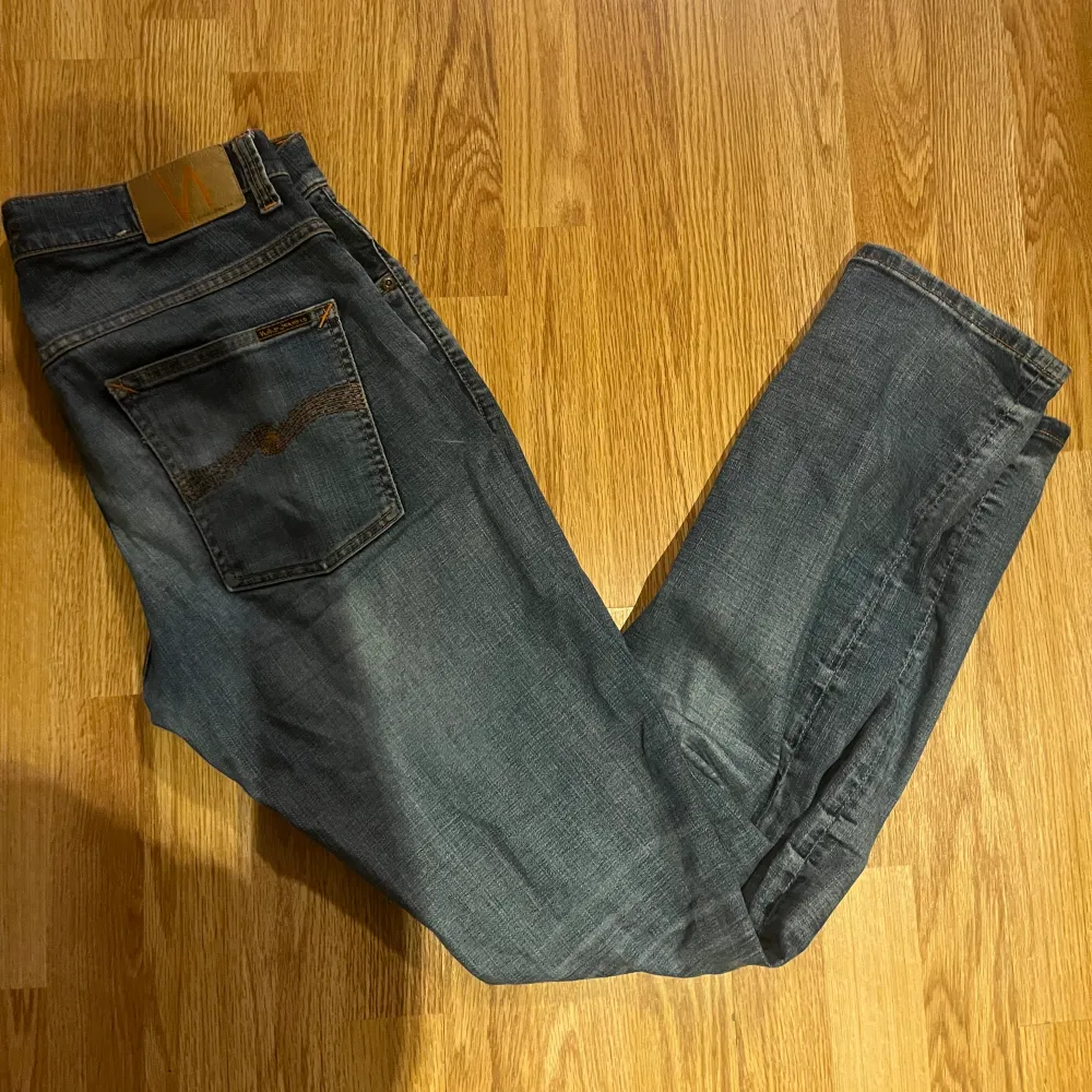 Säljer dessa feta Nudie jeansen, (slim fit) skicket på byxorna är 9/10 hör av er vid eventuella frågor . Jeans & Byxor.