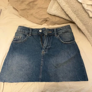 Jeanskjol  - Jättefin jeanskjol som säljs då den inte passar längre! 