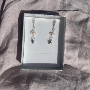 Tiny Pearly spike örhängen  - 35kr per par, finns flera i lager😊 kolla gärna in min instragram där jag främst sköter försäljningen 🤍 fler liknande smycken hittar ni på min sida 🥰