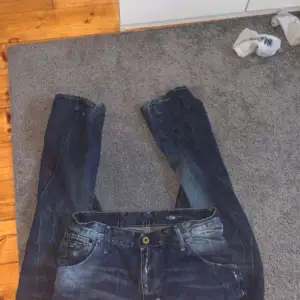  Hej. Jag säljer dessa jeans på grund av de är förstora. Det är G-star jeans . De är perfekta till sommaren. jeansen är köpta för ca 1700kr .Hör av er om ni har frågor