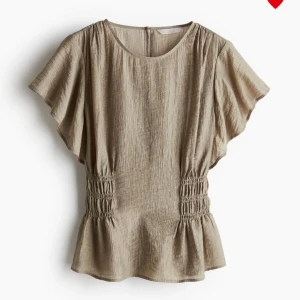 Slutsåld blus  - Denna fina blus fick jag hem igår men kommer inte använda den! Säljer därför den , prislappen är kvar !🩷