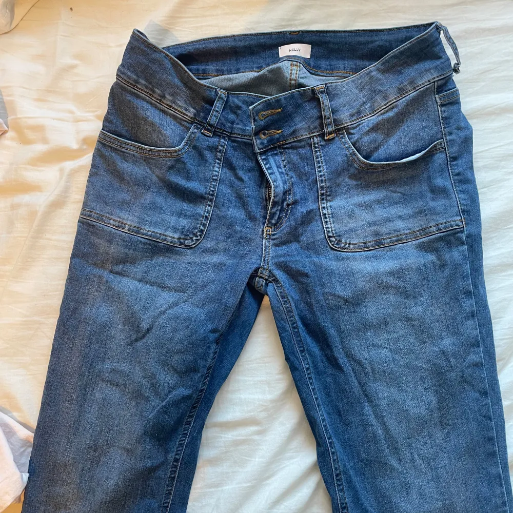 Snygga jeans från Nelly i storlek 42. Nypris 699 säljer för 400kr då dem knappt är använda och i väldigt fint skick. . Jeans & Byxor.