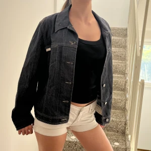 Blå jeansjacka - Säljer min blåa jeansjacka i storlek 42 som är ganska liten i storleken.