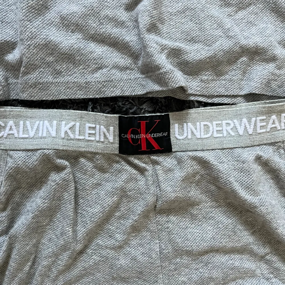 Säljer denna pyjamas från Calvin klein. Är i bra skick. Är i två delar, en tröja som är croppad och ett par shorts. . Toppar.