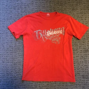 Fet Billabong tsirt - Fet Billabong tisha i storlek L. Om ni har frågor eller nåt så skriv på. Kan tänka mig byten, skicka bild på vad ni har isåfall