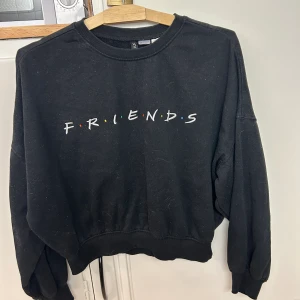 Friends tröja - Söndertvättad och vill bara bli av med den. 