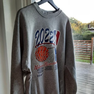 NIKE&NBA - Om du gillar oversize tröjor så har du kommit rätt. Riktigt snygg (Nike/NBA) skick: 10/10 (Oanvänd). Passar även dig som har storlek L. In ochFölj Classesupérieure för att inte missa kommande kläder. 