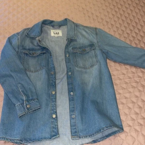 Jeansjacka  - Fint skick, knappt några defekter alls, jättefin jeansjacka 