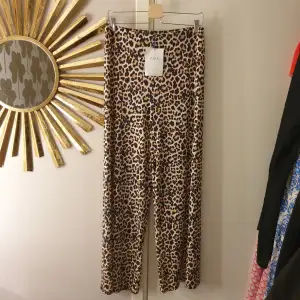 Leopard byxor med vida ben, från Zara nya med lappen kvar.