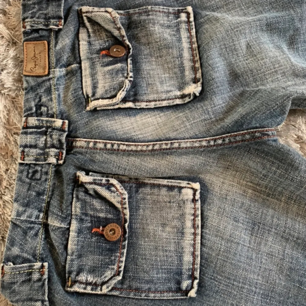 Så coola utsvängda jeans från pepe, jätte fint skick säljer då dom inte kommer till användning längre ❤️. Jeans & Byxor.