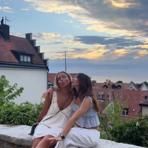 Vit klänning  - Vit klänning med blandat spets och linne, jättefin från pull and bear 💕💕