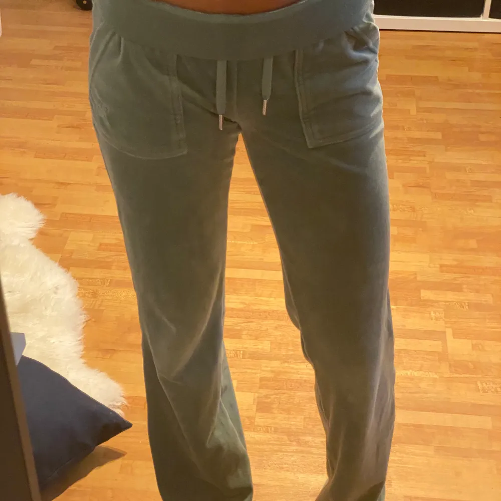 Mint gröna juicy couture byxor från deras hemsida. Jag är i 166 cm lång och dom är i XS och sitter perfekt! Dom är knappt använda och är som nya.. Jeans & Byxor.