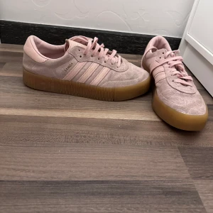 Adidasskor - Rosa Adidasskor i fint skick som är väldigt bekväma, har blivit små i storleken. Storlek 41