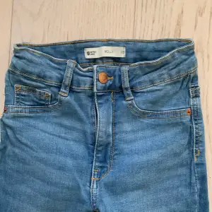Jeansen är nästan aldrig använda, tvättade kanske 2 gånger. De är från Gina Tricot model Molly storlek XS. Modellen är skinny. Skriv vid fler bilder eller information!💗