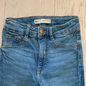 Gina Tricot jeans Molly  - Jeansen är nästan aldrig använda, tvättade kanske 2 gånger. De är från Gina Tricot model Molly storlek XS. Modellen är skinny. Skriv vid fler bilder eller information!💗