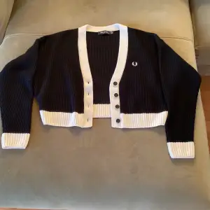Helt ny Fred Perry Contrast Knitted Black Cardigan Stockholm Möts helst upp