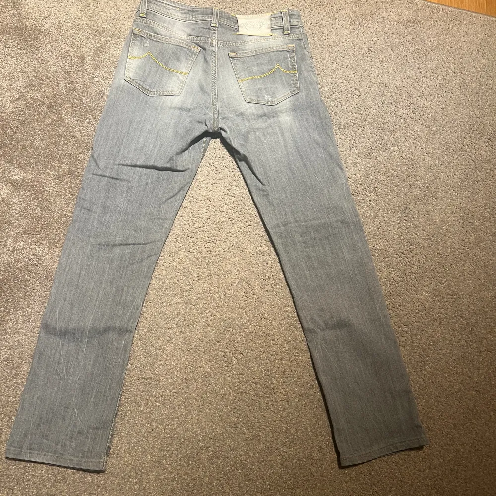 Tjena! Säljer nu mina Jacob Cohen jeans som jag köpte för cirka 6 månader sedan. Jag säljer dem nu för att de inte längre passar men älskar verkligen dom och hur tvätten är! Modellen är den populära 688 och storleken är 30! Priset är ej hugget i sten. Jeans & Byxor.
