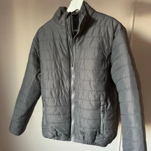 Grå jacka🤍🤍 - Grå bubbel jacka, helt oanvänd från Merley Stockholm🤍🤍 Köpt för 700kr
