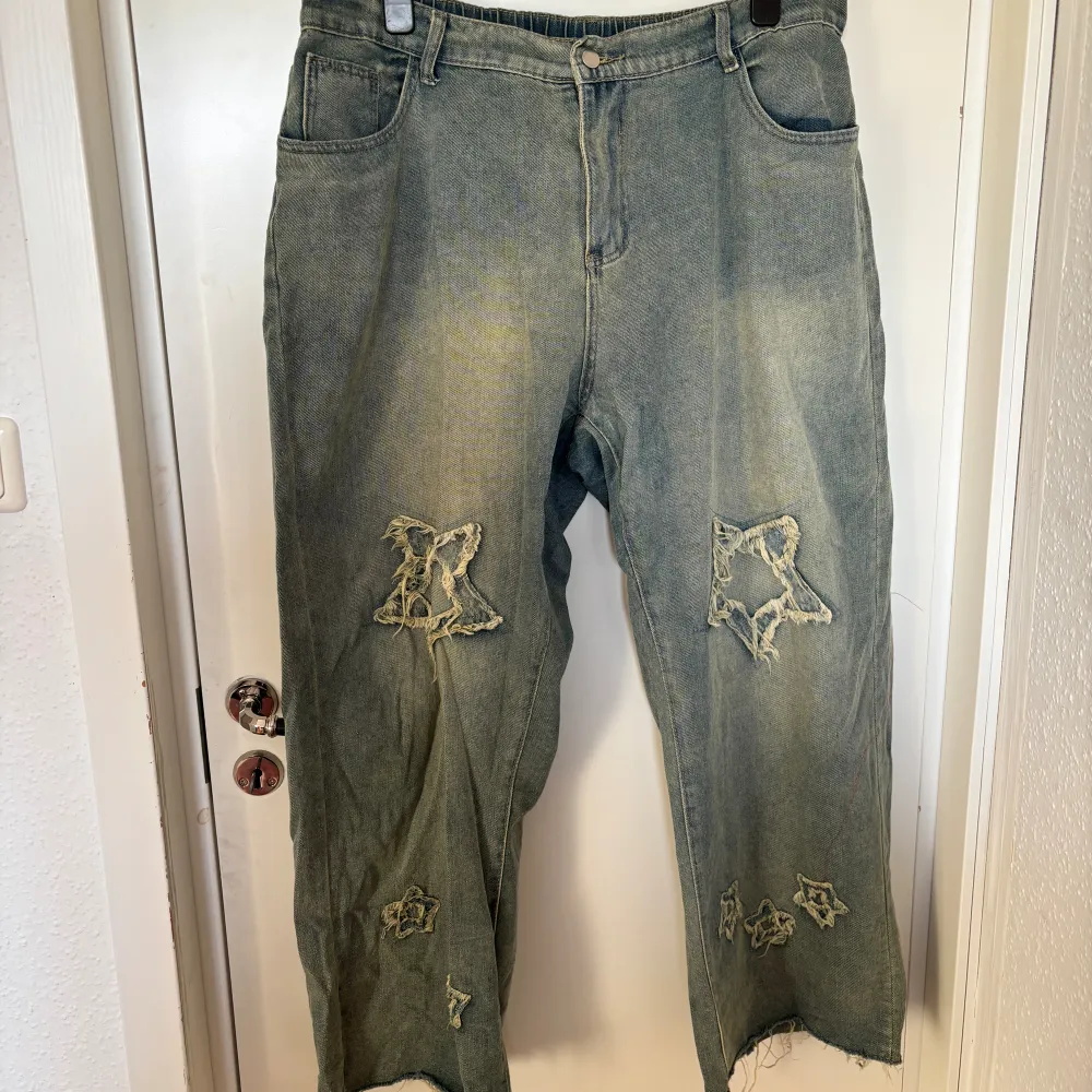 Wideleg jeans med stjärnor på . Jeans & Byxor.