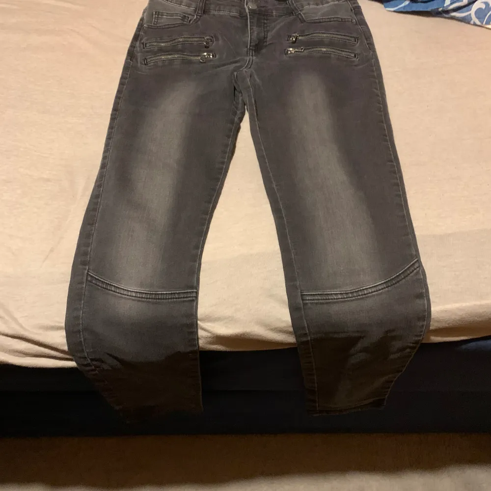 Mörk gråa jeans . Jeans & Byxor.