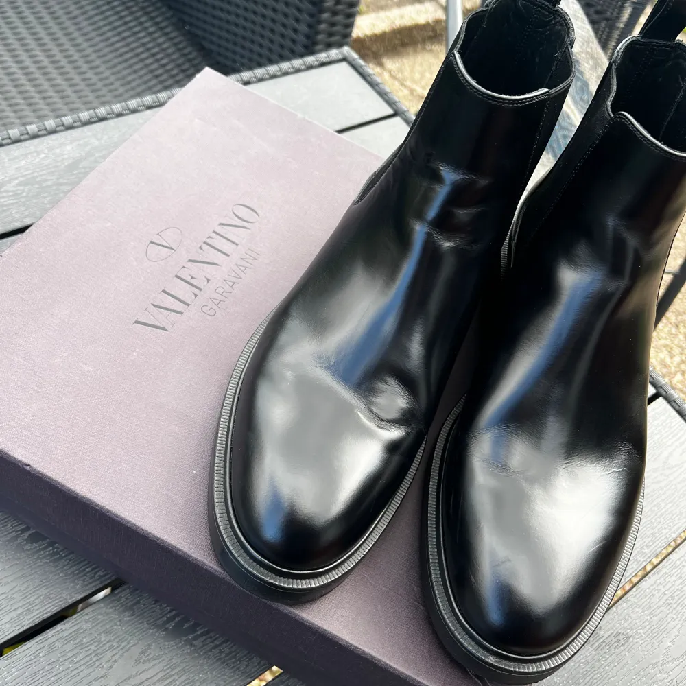 Säljer ett par rejält snygga boots i storlek 44, använda vid 3 tillfällen endast.   Tillverkas inte längre och inköpta från Farfetched för ca 11000. Skor.