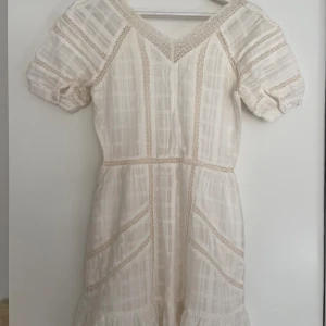 Vit sommarklänning - Fint skick. Söt modell. 