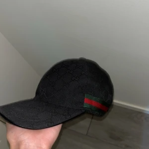 Gucci keps svart vill sälja den på grund av hjälper en vän han vill ba frakta att vill ja inte passa i sån stil😃 - Kan byta mot nåt kan frakatas eller träffas bro på vart skicka in en förslag på kepsen haft den i 8 månader juste nu 
