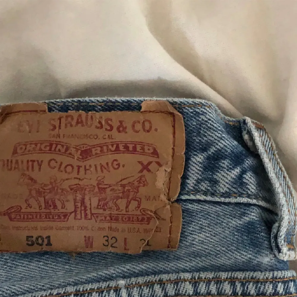 Snygga Levis jeans shorts med midjemått på 35cm rakt över, passar någon som har s/m beroende på vad man vill ha för passform! 💕 . Shorts.